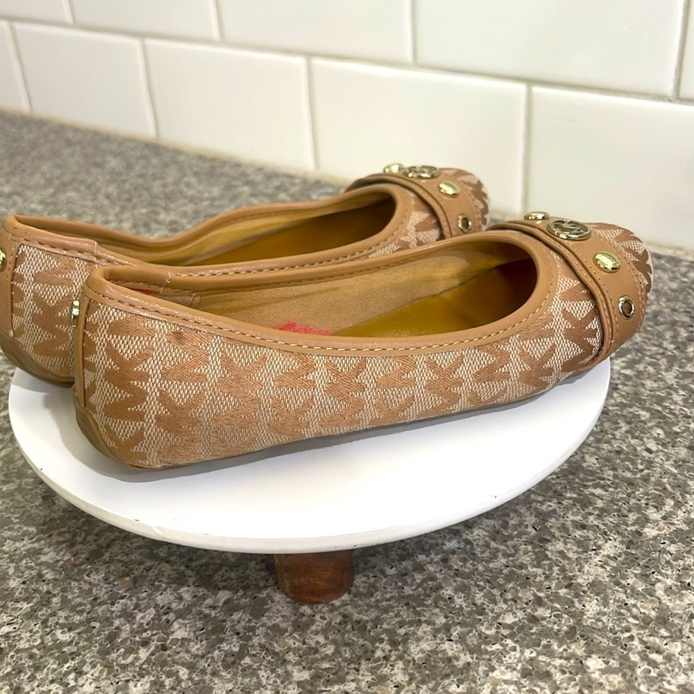 Michael Kors Stylish Tan Flats with Gold Accents - Picture 4 of 6
